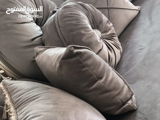 طقم كنب خشب زان مصري مكون من 7 مقاعد نوع القماش دبل فيس ستان ومخمل فاخر اللون من درجات البيج