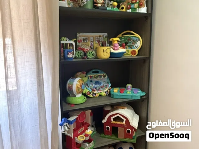 مكتبة كتب او تنظيم العاب وطاولة وسط