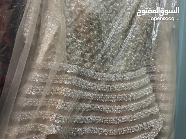 للإيجار فستان