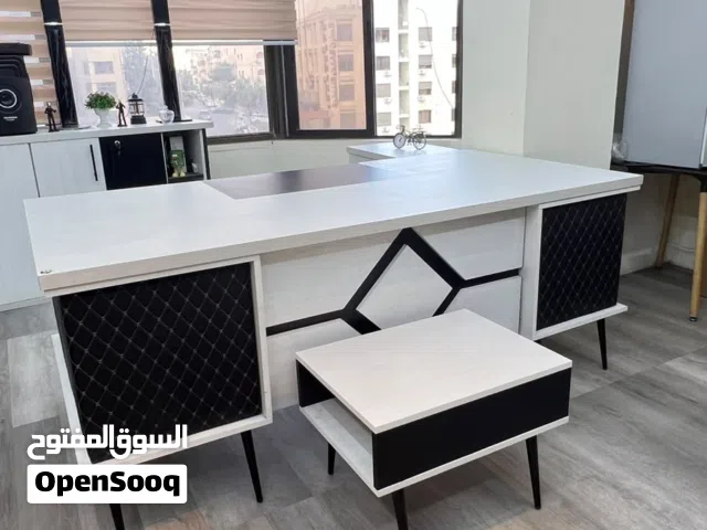 مكتب مدير مستعمل بحالة الجديد 200*100مظهر فاخر وسعر مميز تصميم فاخر باللون الأبيض والأسود