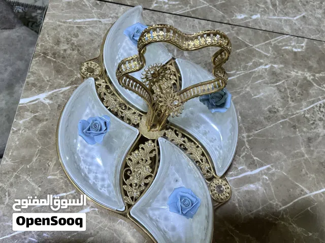 سلة تقديم الكرزات وحلويات
