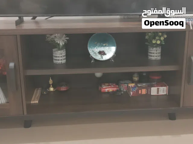 طاولة تلفزيون لون بني غامق للبيع بحالة الوكالة ،