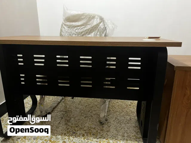 ميز مكتبي مع مجرات و كرسي ثابت