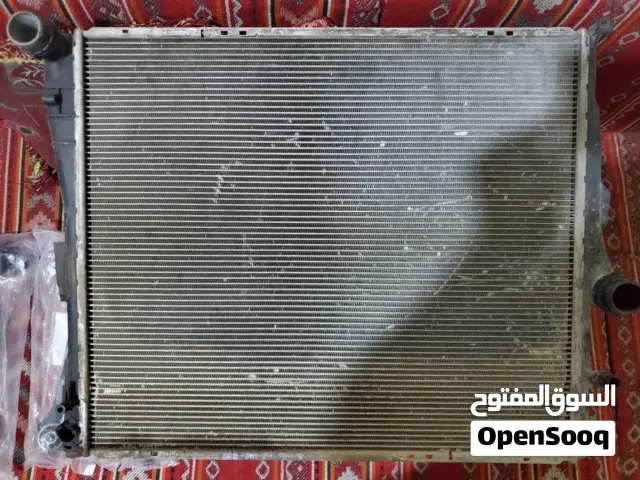 للبيع قطع غيار BMWX3 موديل 2007 وخزان الماء الوكالة مستخدم جديد واذرعة مقصات جداد