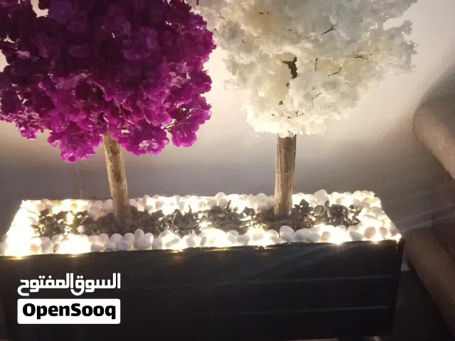 ورد صناعي يحاكي الطبيعي لمسه فنيه