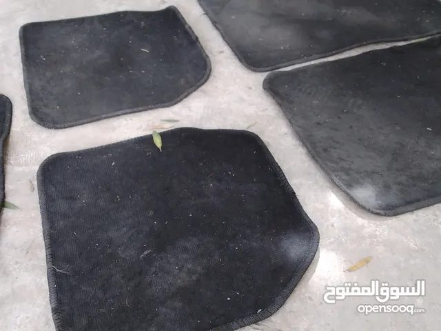 ارضيات موكيت خمس قطع لون اسود للبيع