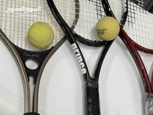 مضرب تنس مع كرات