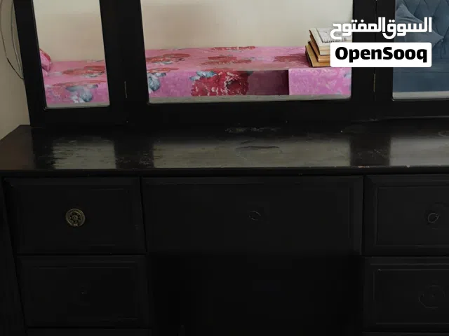 تسريحة كبيرة من الخشب الفاخر استعمل سنة من هول سنتر بيها تلاتة مراه موديل السنة