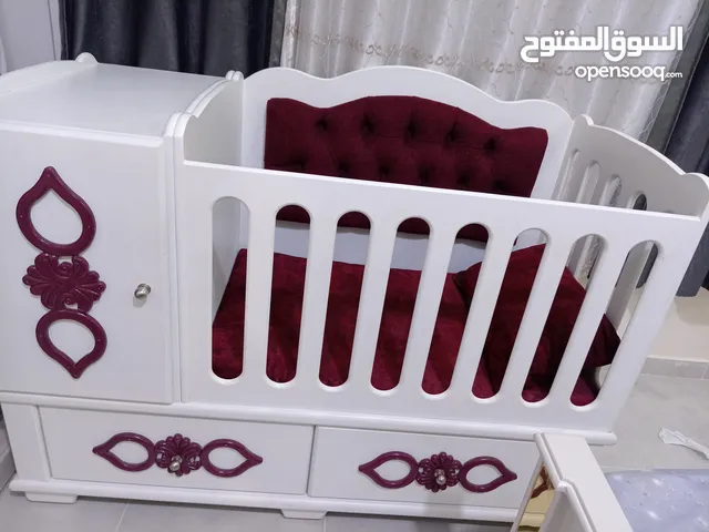 تخت اطفال خشب ثقيل زان ولاتيه بحاله الوكالة ثلث قطع للبيع