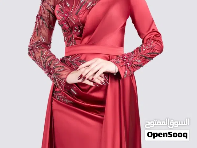فستان سهرة أحمر يلفت الأنظار