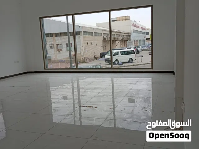 للإيجار محلات في الري في مجمع راقي