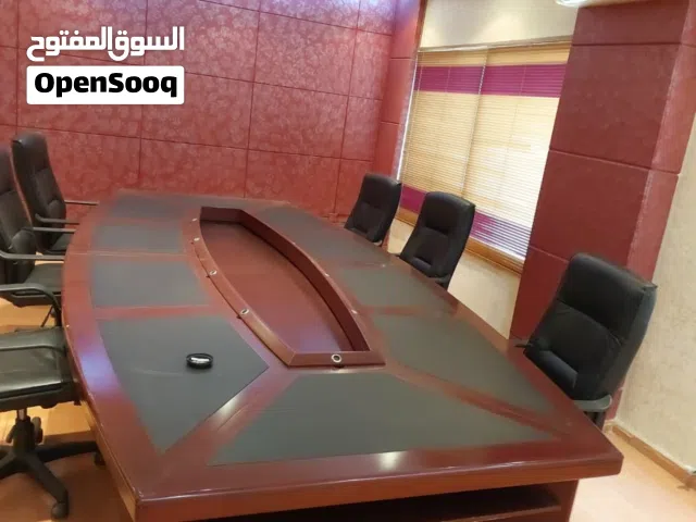 طاولة اجتماعات فخمة حجم كبير تتسع ل 10 اشخاص وبحالة ممتازة