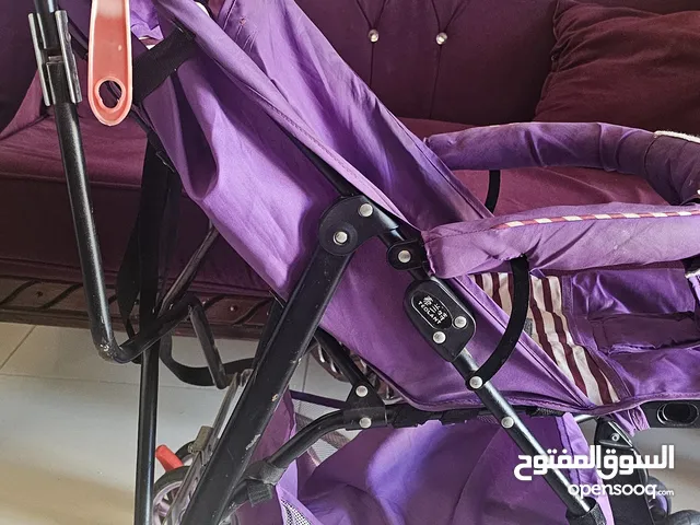 عربة اطفال لون نهدي مع شمسية وسلة سفلية لوضع الاغراض