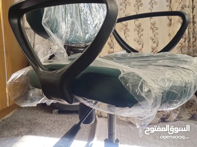 كرسي جديد لون زيتي فرشة دبل جلد سميك
