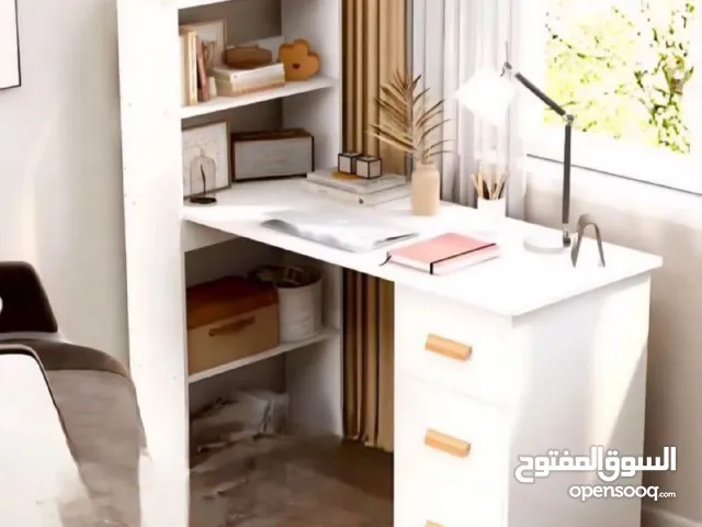 ميز مكتبي مع مكتبة