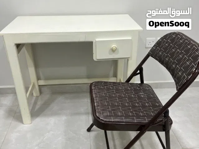 طاولة وكرسي للغرفه