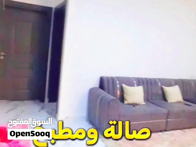 شقة كبيرة ثلاث حجرات وحمامين وصالة ومطبخ وبلكونة
