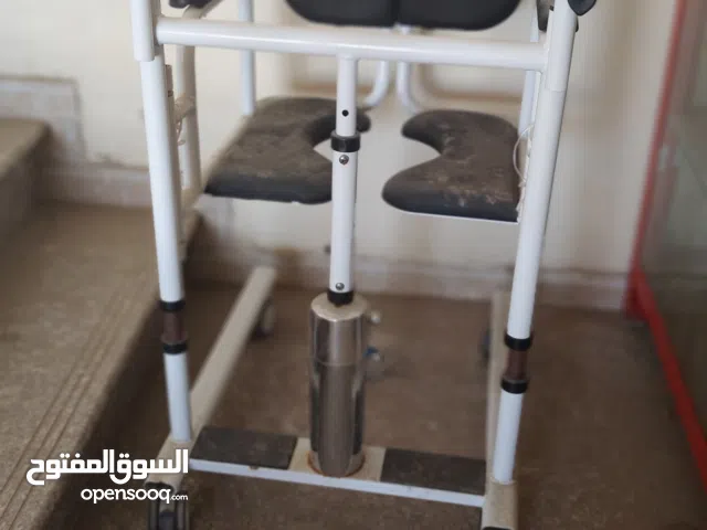 كرسي صحي للعجزه متنقل وبدون عناء