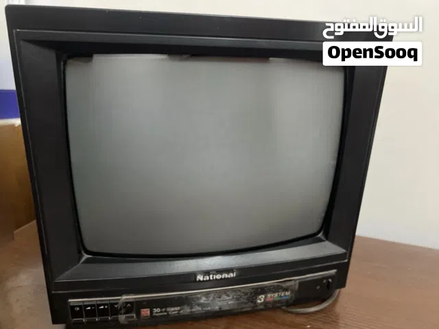 تلفزيون قديم صغير يعتبر من الانتيكات