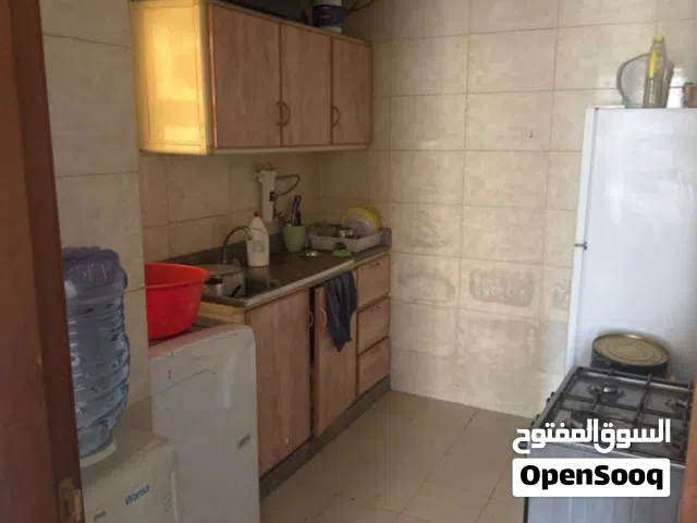 مطلوب فرد لمشاركة سكن شقه غرفتين وصاله ومطبخ و2حمام خيطان خلف المدرسه الجديدة سرير دور تاني
