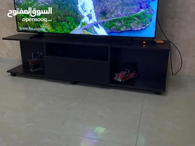 طاولة تلفزيون مع 3 رفوف تعليق للبيع