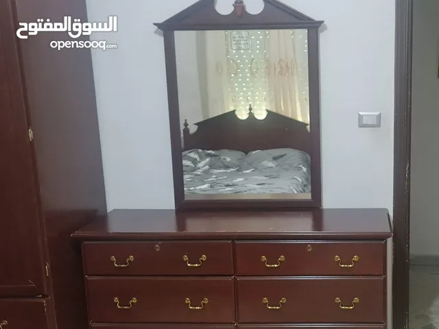غرفة نوم شبابة بحالة جيدة