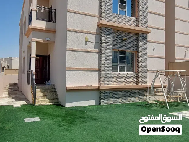 فيلا واسعة ونظيفة للايجار في المعبيله الرابعه/ قربب الشارع السريع