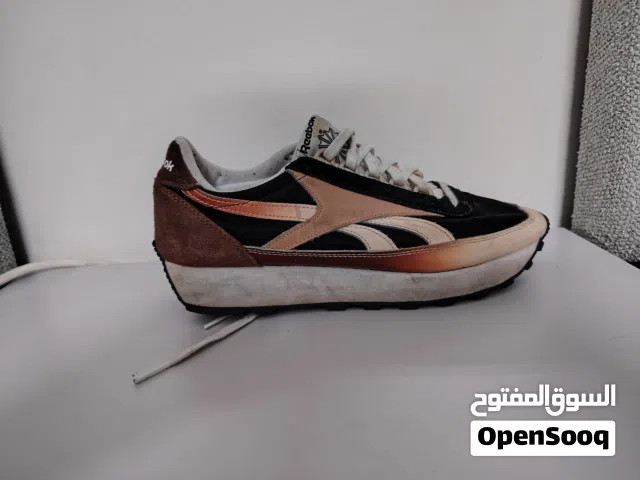 بوت ريبوك بجنن مقاس 42 و بسعر مغري