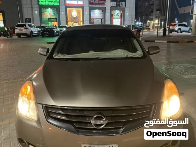 2012 نيسان التيما Standard