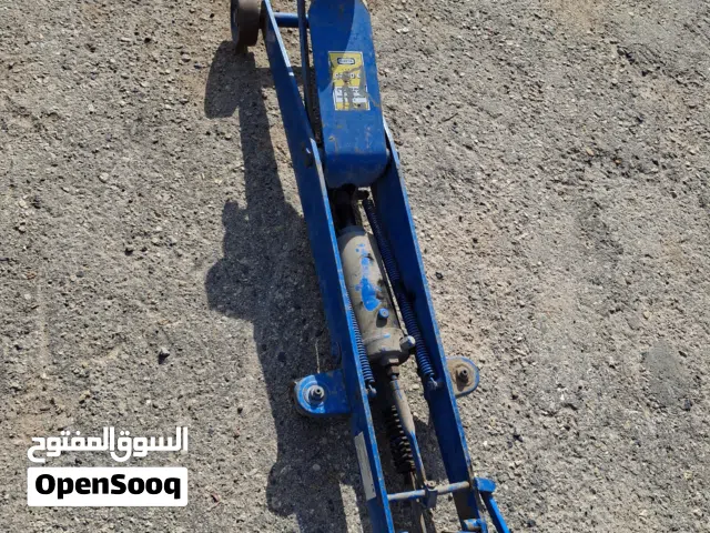 ورشة للبيع عدد كمبرسوري و عدد 2كريك ومكينه شفط زيوت وطاولة عدة كاملة