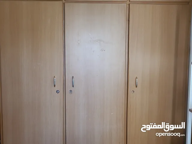 غرفة نوم تختيين وخزانة وكمدينا كبيرة ومراي