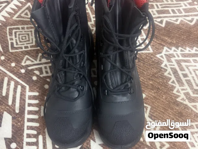حذاء خروج شباب حاله ممتازه جدا لا يوجود به اى تلف مقاس 41 42 قوى