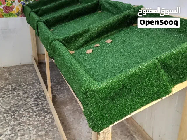رفوف فواكه وخضروات للبيع