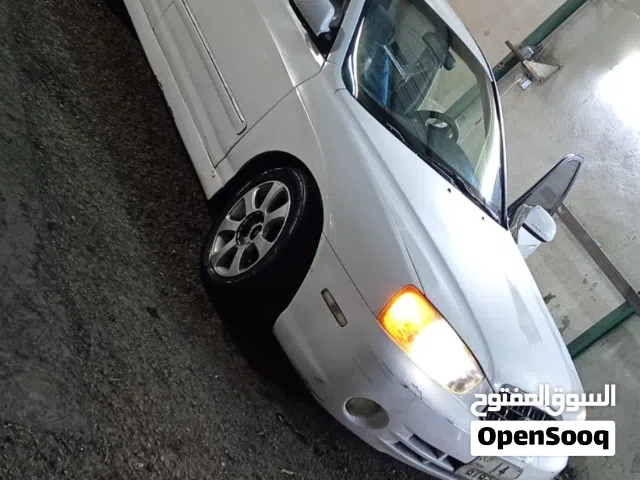 2000 هيونداي افانتي Standard