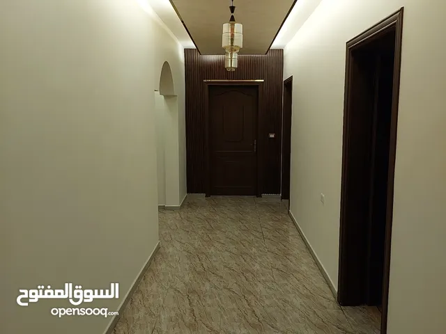 165 m2 4 Bedrooms Apartments for Rent in Mafraq Al-Hay Al-Hashmi