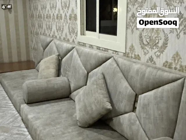 مجلس كنب ارضي بحالة ممتازة