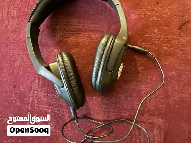 سماعة رأس سلكية مع ميكروفون بحالة شبه جديدة للبيع بسعر مناسب.