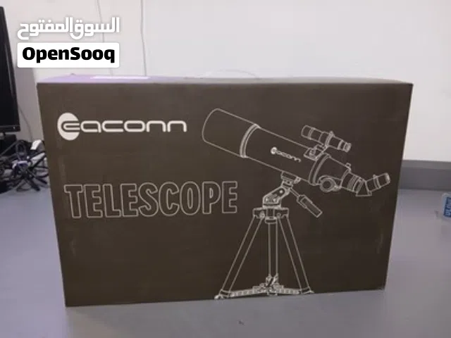 يظهر في الصورة صندوق تلسكوب انکساري من نوع .EACONN  يتميز الجهاز بفتحة عدسة 80 ملم وطول بوري 600  مل