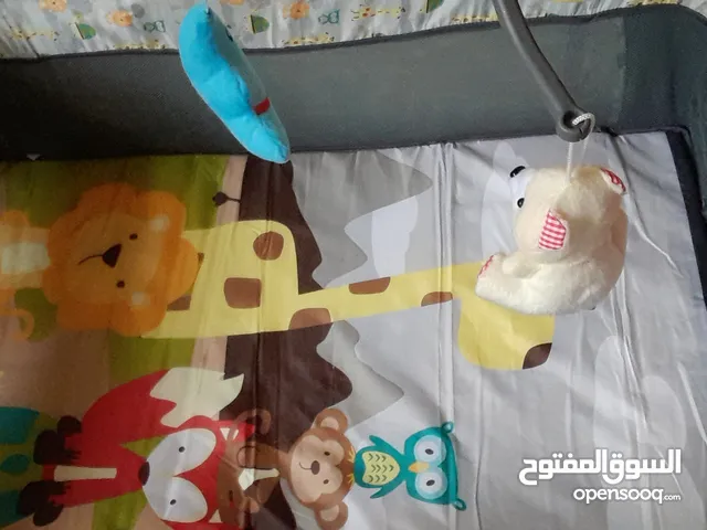 سرير اطفال مستعمل  بسيط شامل قطع. غيار  ومستويين ارتفاع لون رمادي