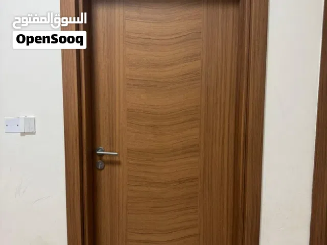 ابواب بديل الخشب تركي المنشأ عدد اربعه 4 غير مستخدمات فقط تم تركيبهن وصار اختلاف باللون قياس 100*210