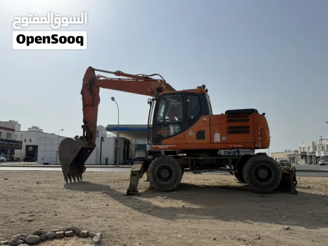 حفار دوسان 14 طن بعجلات 2016