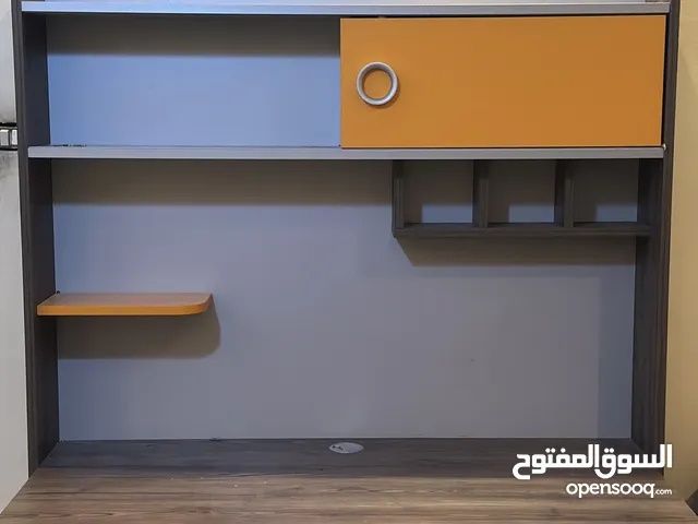 مكتب وطاولة