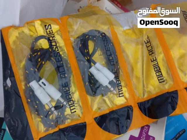 اكسسوارات اجهزه خلويه محل مغلق من سنتين بسعر مغري
