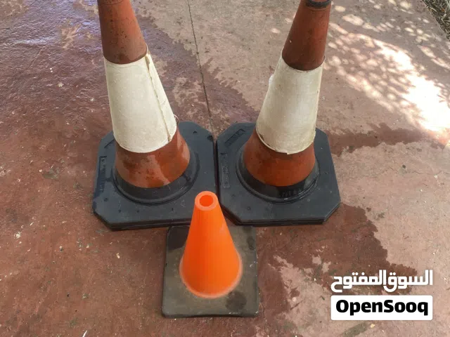للبيع مخاريط مرورية (كونات أمان) بحالة ممتازة