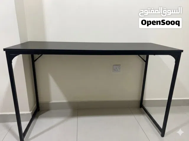 طاولة مكتب سوداء نظيفة جداً مع صندوق تنظيم قماش. (قابل للتفاوض للناس الجادين)