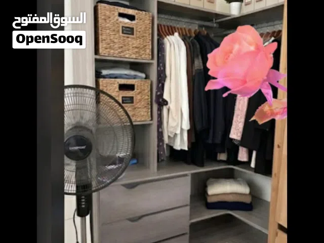 خزانة موديل بدون ظهر ولا ابواب مع دروج رفوف لون عصري