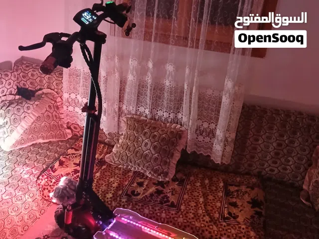 سكوتر يماها الحجم الكبير استعمال ممتاز مع الشحن مع المفتاح لا يوجد عيوب  العيب الوحيد يبي بطمةضي فقط