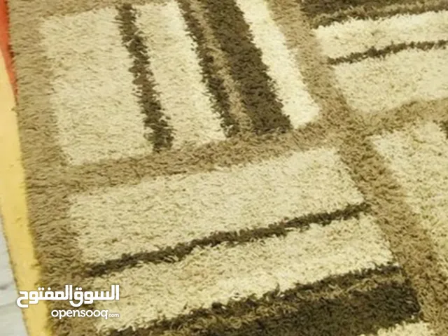 بساط مستعمل لونه بني في البيج نوعية جيدة