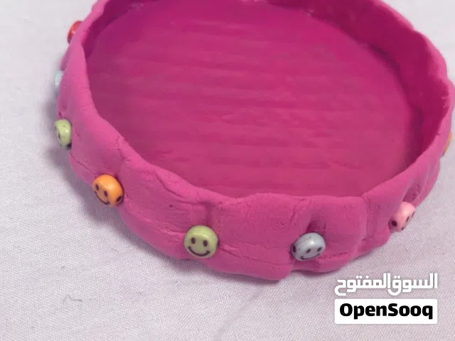 أعمال يدويه يوضع فيها الاكسسورات مثل الخواتم والأساور والحلقان