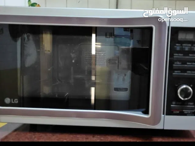 LG microwave IN VERY CLEAN CONDITION